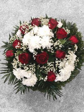 Bēru vainags ar baltām rozēm un floretes ziediem, 60 cm