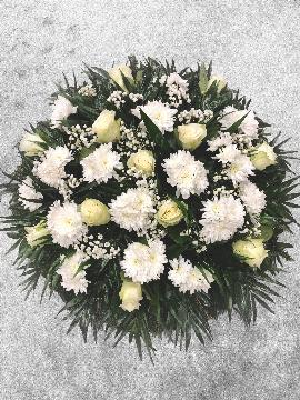 Bēru vainags ar lillām un baltām floretes ziediem, 60 cm